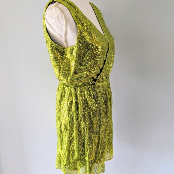 Green sequin V neck dress, 8 - Picture 3 of 8